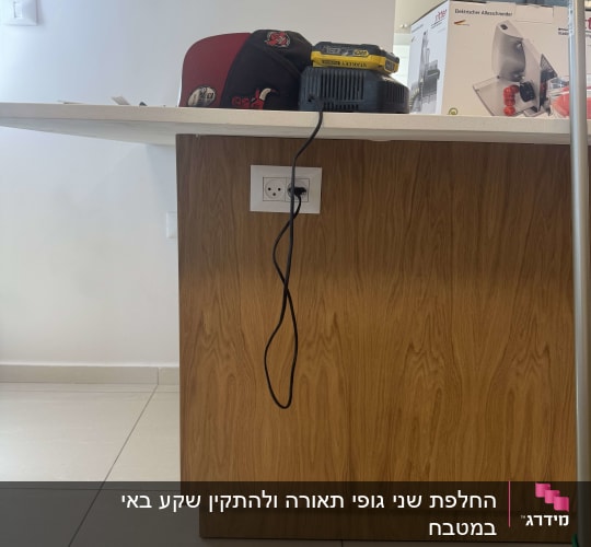שקע חשמל בקיר עם כבל מחובר
